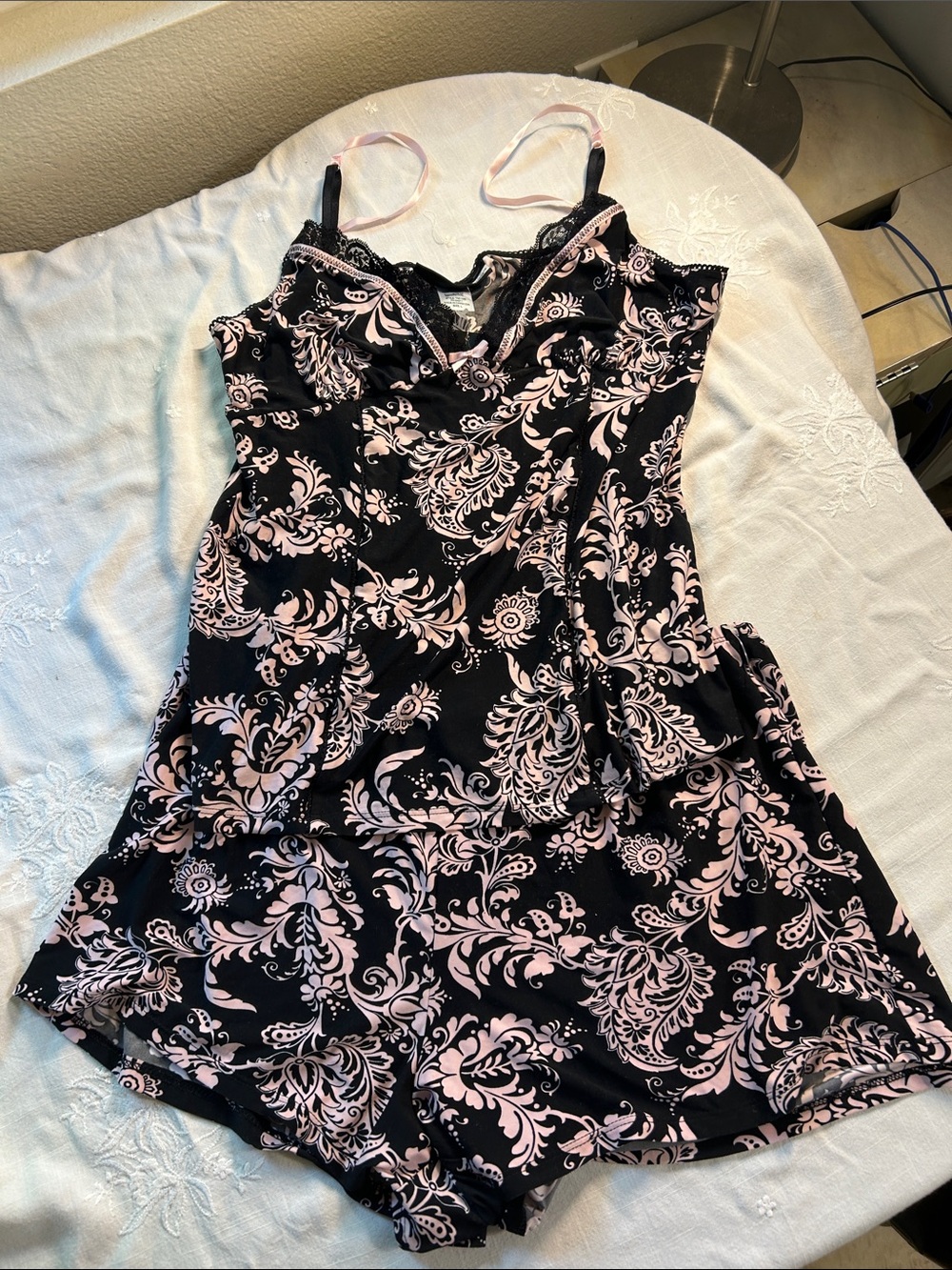 Studio DONATELLA Black and Light Pink Floral Lace-Trim slip lingerie. NWT size L